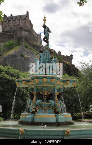 Ross Fountain. Una vista della Fontana di Ross situata nei Giardini di West Princes Street, Edimburgo. La scultura del XIX secolo è fatta di ghisa. Foto Stock