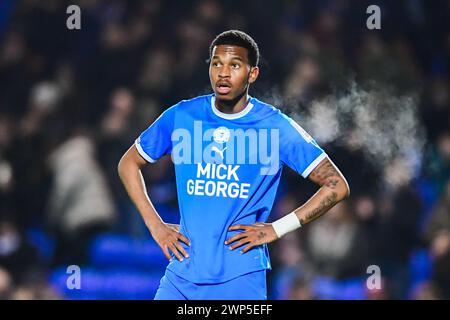 Malik Mothersille (18 Peterborough United) guarda durante la partita Sky Bet League 1 tra Peterborough e Northampton Town a London Road, Peterborough, martedì 5 marzo 2024. (Foto: Kevin Hodgson | mi News) crediti: MI News & Sport /Alamy Live News Foto Stock