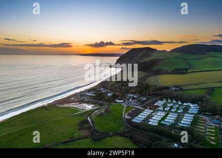 Seatown, Dorset, Regno Unito. 5 marzo 2024. Meteo nel Regno Unito. Vista aerea del tramonto a Seatown sulla costa giurassica del Dorset, mentre il cielo limpido dopo una mattina di pioggia. Crediti fotografici: Graham Hunt/Alamy Live News Foto Stock