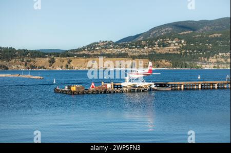 Un idrovolante ormeggiato sul lago Okanagan vicino al porticciolo del centro di Kelowna Foto Stock