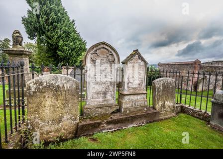 Un vecchio cimitero parrocchiale storico con lapidi sbriciolate a Selkirk, sui confini scozzesi Foto Stock