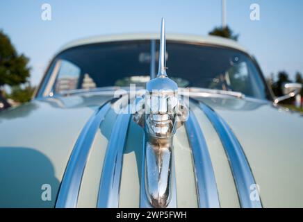 Un primo piano di un ornamento cromato del cappuccio degli Indiani d'America su una Pontiac Chieftain vintage del 1951 Foto Stock