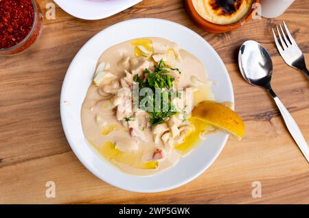 piyaz stile Antalya o insalata di fagioli con tahini e fetta d'arancia su piatto di porcellana bianca Foto Stock
