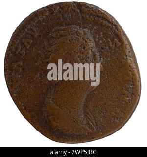 Moneta di Sesterce dell'imperatore romano Antonino Pio e dell'imperatrice Faustina il Vecchio, in bronzo, con ritratto imperiale e iscrizioni, emessa dopo il 141. Foto Stock