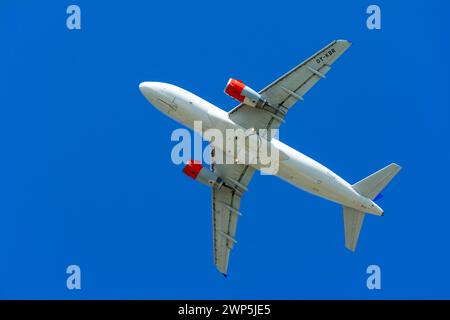 Tivat, Montenegro - 2 luglio 2021: L'aereo Airbus A319 (OY-KBR) di SAS Scandinavian Airlines decolla dall'aeroporto di Tivat Foto Stock