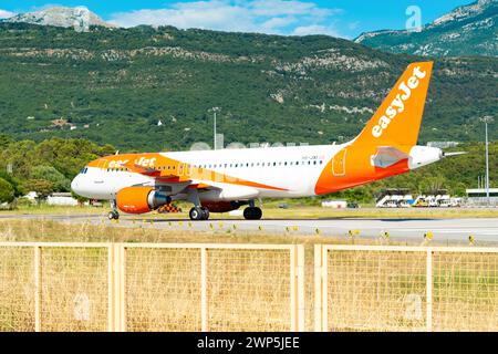 Tivat, Montenegro - 3 luglio 2021: Aereo Airbus A320 (HB-JXI) di EasyJet Svizzera all'aeroporto di Tivat Foto Stock