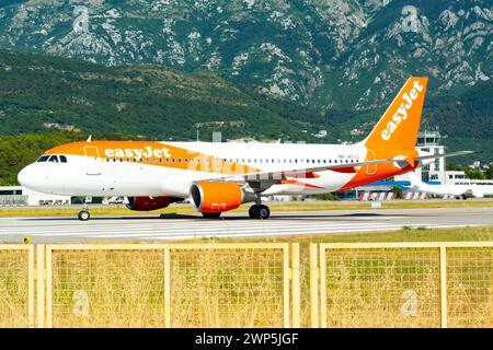 Tivat, Montenegro - 3 luglio 2021: Aereo Airbus A320 (HB-JXI) di Easyjet nell'aeroporto di Tivat Foto Stock