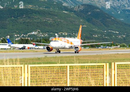 Tivat, Montenegro - 3 luglio 2021: Aereo Airbus A320 (HB-JXI) di Easyjet nell'aeroporto di Tivat Foto Stock