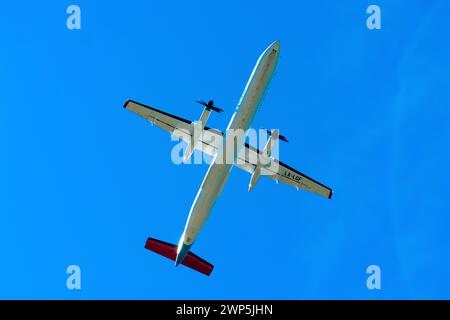 Tivat, Montenegro - 3 luglio 2021: Aeroplano Bombardier Dash 8 Q-400 (LX-LGF) di Luxair decolla dall'aeroporto di Tivat Foto Stock