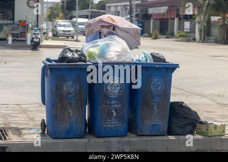 SAMUT PRAKAN, THAILANDIA, 26 2024 febbraio, container per la spazzatura completi per le strade della città Foto Stock