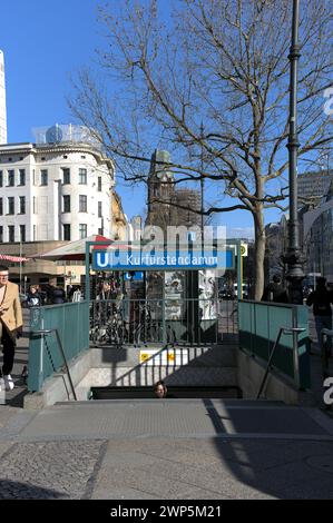 La stazione della U bahn (metropolitana) di Kurfürstendamm, nota anche come Kudamm, Berlino, Germania Foto Stock