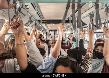 Foto dell'interno di un tram a istanbul affollato dal traffico pesante di persone, turche. Il tram di Istanbul è un moderno sistema di tram europeo Foto Stock