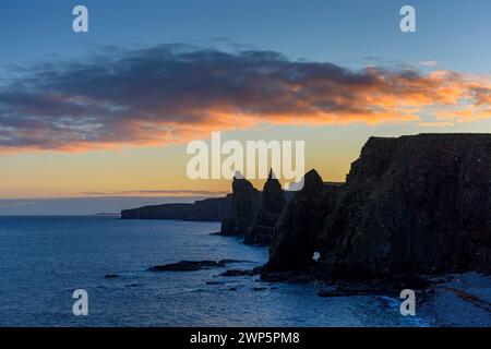 The Stacks of Duncansby al tramonto, vicino a John o' Groats, Caithness, Scozia, Regno Unito. Foto Stock