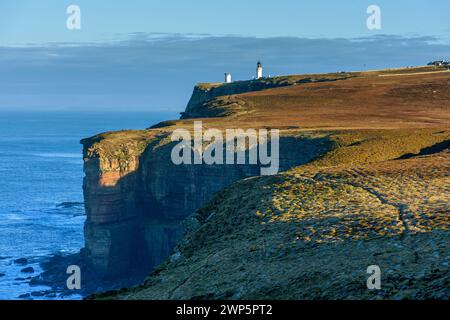 Scogliere e faro su Dunnet Head dal Neback. Dunnet Head, Caithness, Scozia, Regno Unito. Foto Stock