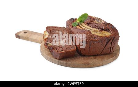 Delizioso pane alla banana fatto in casa isolato su bianco Foto Stock