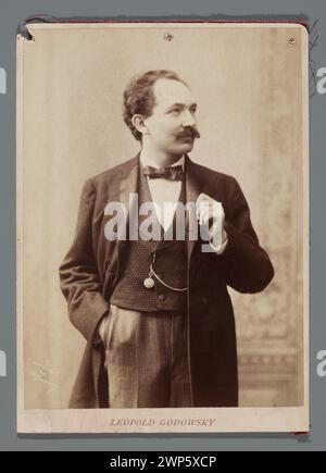 Ritratto di Leopold Budowsky (1870-1938), America del pianista e compositore di origine polacca (in ginocchio); Dupont, Aimé (1842-1900); intorno al 1895 (1890-00-00-1905-00-00-00-00); Bląnes, Leopold (1870-1938), Gądsy, Leopold (1870-1938)-iconography, Rajchman, Aleksander (1855-1915)-Collection, americano (cultura), compositori, musicisti, pianisti, ritratti, ritratti, maschio, messaggio (provenienza ) Foto Stock