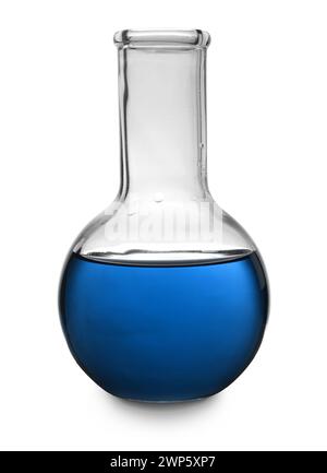 Matraccio bollente con liquido blu isolato su bianco. Vetreria da laboratorio Foto Stock