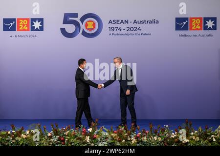 (L-R) il primo ministro del Regno di Cambogia, Hun Manet, e il primo ministro dell'Australia, Anthony Albanese stringono la mano durante l'evento ASEAN Australia Special Summit Leaders Arrival e Official Family Photo a Melbourne. Il primo ministro australiano Anthony Albanese ha accolto con favore l'arrivo dei leader dell'Associazione delle Nazioni del Sud-est asiatico e ha posato per le foto al vertice speciale dell'ASEAN Australia. Il Summit speciale di tre giorni è quello di celebrare il 50° anniversario delle relazioni di dialogo ASEAN-Australia, con centinaia di funzionari e leader che si riuniscono per l'estate. (Foto di George Chan / Foto Stock