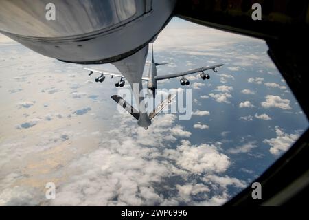 Un B-52H Stratofortress assegnato al 5th Bomb Wing, Minot Air Force base, Dakota del Nord, si avvicina ad un KC-135 Stratotanker dal rifornimento della 909th Air Foto Stock