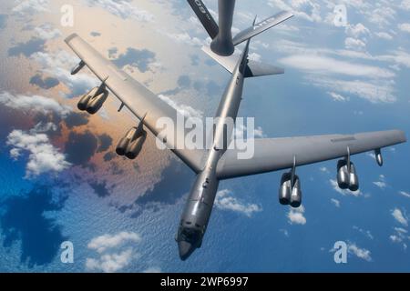 Un B-52H Stratofortress assegnato al 5th Bomb Wing, Minot Air Force base, ND, parte dopo il rifornimento aereo durante una routine Bomber Task Force exe. Foto Stock