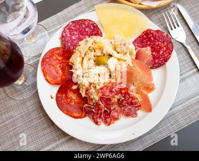 Entremeses di salumi serviti con insalata russa Foto Stock