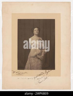 Ritratto di Gemma Bellincioni, cantante d'opera italiana, in costume da pizzo alle ginocchia, fotografato prima del 1902 con dedica ad Aleksander Rajchman. Rappresenta la ritrattistica femminile e l'iconografia operistica. Foto Stock