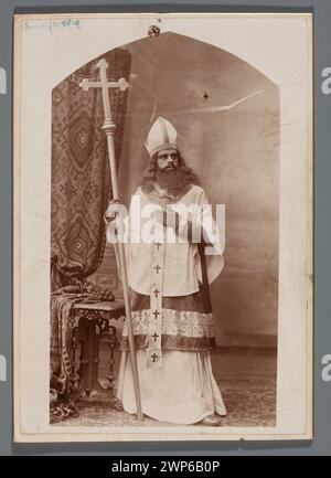 Ritratto di Mikha A Tarasiewicz (1871-1923), attore, in costume da palcoscenico (tutto in costume del clero); intorno al 1901 (1900-00-00-1904-00-00); Rajchman, Aleksander (1855-1915), Rajchman, Aleksander (1855-1915)-dedica per, Rajchman, Aleksander (1855-1915)-Collection, Tarasiewicz, Michał (1871-1923)-dedicazione di, Tarasiewicz, Michał (1871- 1923) - iconografia, attori, dedica, costumi teatrali, Polonia (cultura), ritratti, ritratti maschili, messaggio (provenienza), teatro (artista), abiti del clero Foto Stock