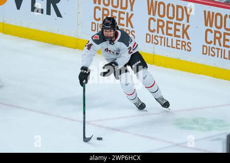 St Paul, Minnesota, Stati Uniti. 5 marzo 2024. Durante una partita della PWHL tra Minnesota e Ottawa all'Xcel Energy Center il 5 marzo 2024. Minnesota ha vinto 4-3 in una sparatoria. (Immagine di credito: © Steven Garcia/ZUMA Press Wire) SOLO PER USO EDITORIALE! Non per USO commerciale! Foto Stock