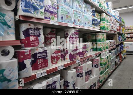 Buenos Aires, capitale federale, Argentina. 5 marzo 2024. 5 marzo 2024, Buenos Aires, Argentina: Questa fotografia mostra uno scaffale del supermercato, dove la carta igienica ha registrato un aumento del prezzo del 60%. Tale scenario riflette l’impatto economico che la situazione attuale ha generato sulla disponibilità e sui costi dei prodotti di base. La carta igienica, un articolo quotidiano e necessario, è diventata un simbolo delle sfide che la società deve affrontare a causa delle fluttuazioni dei prezzi e della ricerca di soluzioni per soddisfare le esigenze di base. (Credit Image: © Roberto Almeida Aveledo/ZUMA Press Wire) SOLO PER USO EDITORIALE! Non per Foto Stock