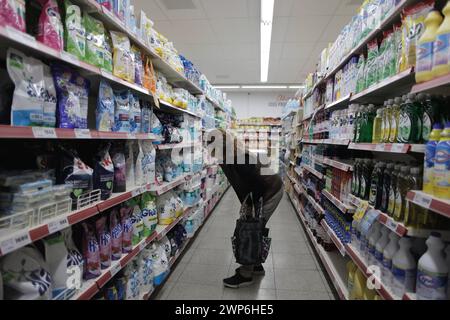 Buenos Aires, capitale federale, Argentina. 5 marzo 2024. 5 marzo 2024, Buenos Aires, Argentina: Questa fotografia mostra uno scaffale del supermercato, dove la carta igienica ha registrato un aumento del prezzo del 60%. Tale scenario riflette l’impatto economico che la situazione attuale ha generato sulla disponibilità e sui costi dei prodotti di base. La carta igienica, un articolo quotidiano e necessario, è diventata un simbolo delle sfide che la società deve affrontare a causa delle fluttuazioni dei prezzi e della ricerca di soluzioni per soddisfare le esigenze di base. (Credit Image: © Roberto Almeida Aveledo/ZUMA Press Wire) SOLO PER USO EDITORIALE! Non per Foto Stock