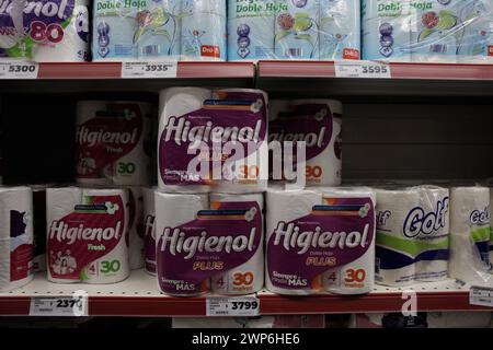 Buenos Aires, capitale federale, Argentina. 5 marzo 2024. 5 marzo 2024, Buenos Aires, Argentina: Questa fotografia mostra uno scaffale del supermercato, dove la carta igienica ha registrato un aumento del prezzo del 60%. Tale scenario riflette l’impatto economico che la situazione attuale ha generato sulla disponibilità e sui costi dei prodotti di base. La carta igienica, un articolo quotidiano e necessario, è diventata un simbolo delle sfide che la società deve affrontare a causa delle fluttuazioni dei prezzi e della ricerca di soluzioni per soddisfare le esigenze di base. (Credit Image: © Roberto Almeida Aveledo/ZUMA Press Wire) SOLO PER USO EDITORIALE! Non per Foto Stock