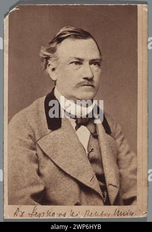 Fotografia del Dr. Józef Epkowski (1826-1894), professore di archeologia all'Università Jagellonica, scattata intorno al 1885 da Ignacy Krieger. L'immagine è un ritratto maschile, parte della collezione di Aleksander Rajchman, in formato carte de visite, che documenta figure accademiche del XIX secolo. Foto Stock