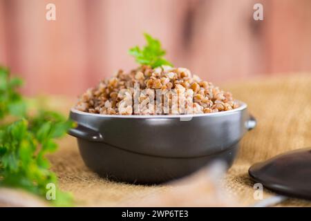 Il grano saraceno cotti in un recipiente di ceramica Foto Stock
