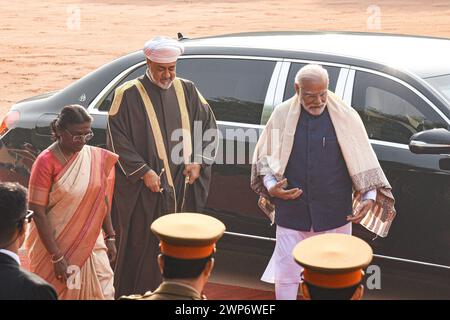 India - Sultanato dell'Oman visita di stato il sultano Haitham bin Tarik del Sultanato dell'Oman viene ricevuto dal presidente indiano Draupadi Murmu e dal primo ministro Narendra modi durante un ricevimento cerimoniale nel piazzale del Palazzo Presidenziale di nuova Delhi sabato 16 dicembre 2023. Nuova Delhi Delhi India Copyright: XSondeepxShankarx Foto Stock