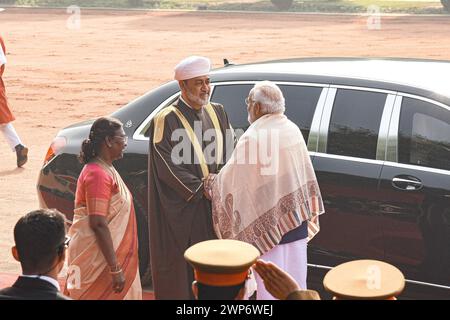 India - Sultanato dell'Oman visita di stato il sultano Haitham bin Tarik del Sultanato dell'Oman viene ricevuto dal presidente indiano Draupadi Murmu e dal primo ministro Narendra modi durante un ricevimento cerimoniale nel piazzale del Palazzo Presidenziale di nuova Delhi sabato 16 dicembre 2023. Nuova Delhi Delhi India Copyright: XSondeepxShankarx Foto Stock