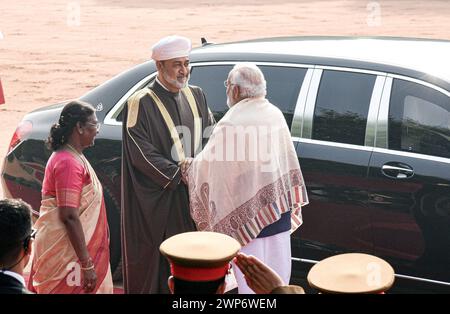 India - Sultanato dell'Oman visita di stato il sultano Haitham bin Tarik del Sultanato dell'Oman viene ricevuto dal primo ministro indiano Narendra modi mentre il presidente Draupadi Murmu guarda durante un ricevimento cerimoniale nel piazzale del Palazzo Presidenziale a nuova Delhi, India, sabato 16 dicembre 2023. Nuova Delhi Delhi India Copyright: XSondeepxShankarx Foto Stock