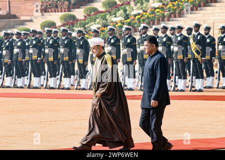 India - Sultanato dell'Oman visita il sultano Haitham bin Tarik del Sultanato dell'Oman ispeziona una guardia d'onore dell'esercito indiano durante un ricevimento cerimoniale nel piazzale del Palazzo Presidenziale di nuova Delhi sabato 16 dicembre 2023. Nuova Delhi Delhi India Copyright: XSondeepxShankarx Foto Stock