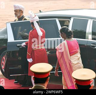 India - Sultanato dell'Oman visita di stato il sultano Haitham bin Tarik del Sultanato dell'Oman viene ricevuto dal presidente indiano Draupadi Murmu durante un ricevimento cerimoniale nel piazzale del Palazzo Presidenziale a nuova Delhi, India, sabato 16 dicembre 2023. Nuova Delhi Delhi India Copyright: XSondeepxShankarx Foto Stock