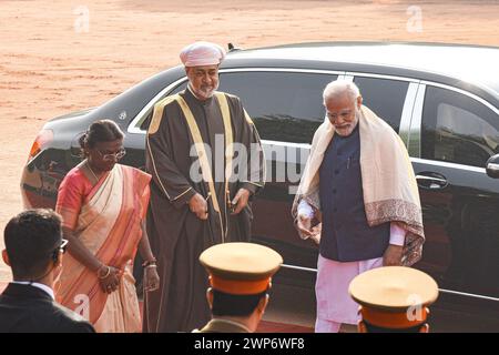 India - Sultanato dell'Oman visita di stato il sultano Haitham bin Tarik del Sultanato dell'Oman viene ricevuto dal presidente indiano Draupadi Murmu e dal primo ministro Narendra modi durante un ricevimento cerimoniale nel piazzale del Palazzo Presidenziale di nuova Delhi sabato 16 dicembre 2023. Nuova Delhi Delhi India Copyright: XSondeepxShankarx Foto Stock