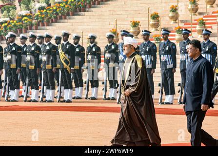 India - Sultanato dell'Oman visita il sultano Haitham bin Tarik del Sultanato dell'Oman ispeziona una guardia d'onore dell'esercito indiano durante un ricevimento cerimoniale nel piazzale del Palazzo Presidenziale di nuova Delhi sabato 16 dicembre 2023. Nuova Delhi Delhi India Copyright: XSondeepxShankarx Foto Stock