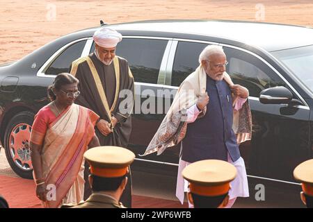 India - Sultanato dell'Oman visita di stato il sultano Haitham bin Tarik del Sultanato dell'Oman viene ricevuto dal presidente indiano Draupadi Murmu e dal primo ministro Narendra modi durante un ricevimento cerimoniale nel piazzale del Palazzo Presidenziale di nuova Delhi sabato 16 dicembre 2023. Nuova Delhi Delhi India Copyright: XSondeepxShankarx Foto Stock