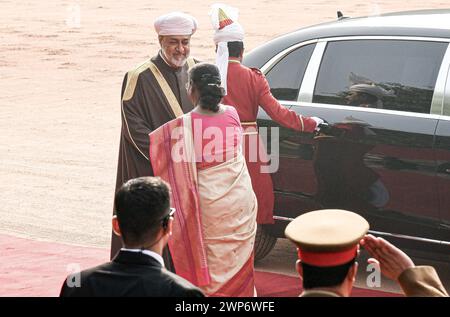 India - Sultanato dell'Oman visita di stato il sultano Haitham bin Tarik del Sultanato dell'Oman viene ricevuto dal presidente indiano Draupadi Murmu durante un ricevimento cerimoniale nel piazzale del Palazzo Presidenziale a nuova Delhi, India, sabato 16 dicembre 2023. Nuova Delhi Delhi India Copyright: XSondeepxShankarx Foto Stock