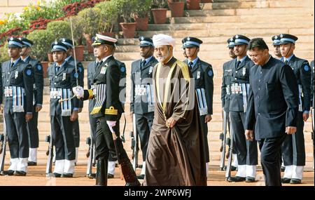 India - Sultanato dell'Oman visita il sultano Haitham bin Tarik del Sultanato dell'Oman ispeziona una guardia d'onore dell'esercito indiano durante un ricevimento cerimoniale nel piazzale del Palazzo Presidenziale di nuova Delhi sabato 16 dicembre 2023. Nuova Delhi Delhi India Copyright: XSondeepxShankarx Foto Stock