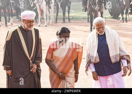 India - Sultanato dell'Oman visita di stato il sultano Haitham bin Tarik del Sultanato dell'Oman viene ricevuto dal presidente indiano Draupadi Murmu e dal primo ministro Narendra modi durante un ricevimento cerimoniale nel piazzale del Palazzo Presidenziale di nuova Delhi sabato 16 dicembre 2023. Nuova Delhi Delhi India Copyright: XSondeepxShankarx Foto Stock