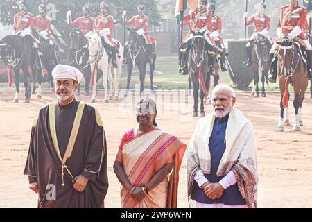 India - Sultanato dell'Oman visita di stato il sultano Haitham bin Tarik del Sultanato dell'Oman viene ricevuto dal presidente indiano Draupadi Murmu e dal primo ministro Narendra modi durante un ricevimento cerimoniale nel piazzale del Palazzo Presidenziale di nuova Delhi sabato 16 dicembre 2023. Nuova Delhi Delhi India Copyright: XSondeepxShankarx Foto Stock