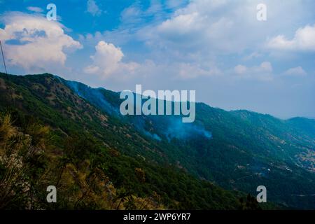 Splendide Green Mountains e valli di Lansdowne nel distretto di Garhwal, Uttarakhand. Lansdown Beautiful Hills. La bellezza della natura sulla collina Foto Stock