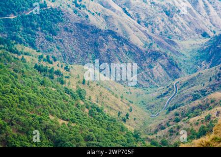 Splendide Green Mountains e valli di Lansdowne nel distretto di Garhwal, Uttarakhand. Lansdown Beautiful Hills. La bellezza della natura sulla collina Foto Stock
