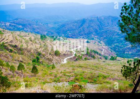 Splendide Green Mountains e valli di Lansdowne nel distretto di Garhwal, Uttarakhand. Lansdown Beautiful Hills. La bellezza della natura sulla collina Foto Stock