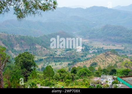 Splendide Green Mountains e valli di Lansdowne nel distretto di Garhwal, Uttarakhand. Lansdown Beautiful Hills. La bellezza della natura sulla collina Foto Stock