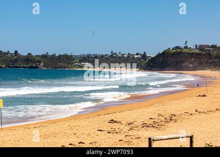 Spiaggia di Mona vale a Sydney con spiaggia di Warriewood in lontananza, spiagge settentrionali di Sydney, NSW, Australia, 2024 Foto Stock